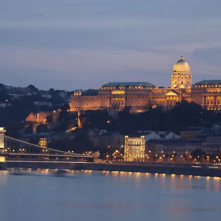 Sunny & Elegant Large Flat Next To Parliament Budapest