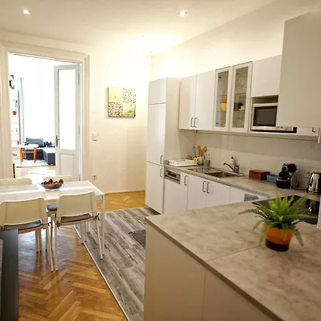 Sunny & Elegant Large Flat Next To Parliament Apartment *