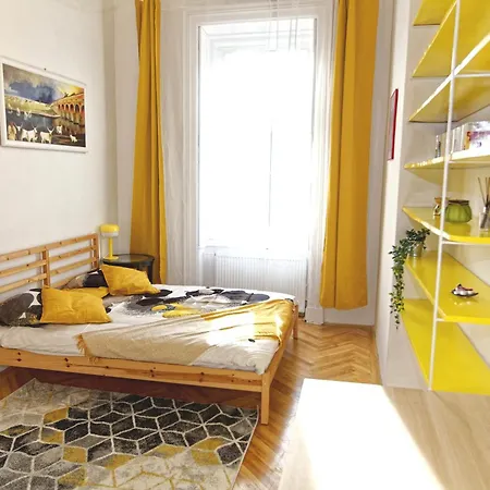 Sunny & Elegant Large Flat Next To Parliament Budapest