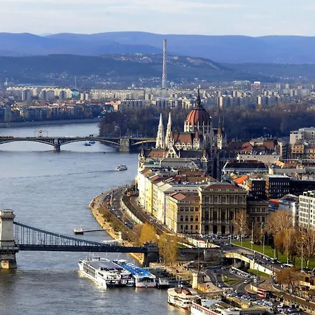 Sunny & Elegant Large Flat Next To Parliament Apartment Budapest