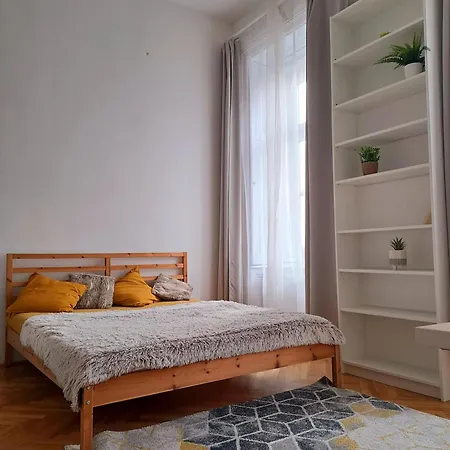 Sunny & Elegant Large Flat Next To Parliament Daire *