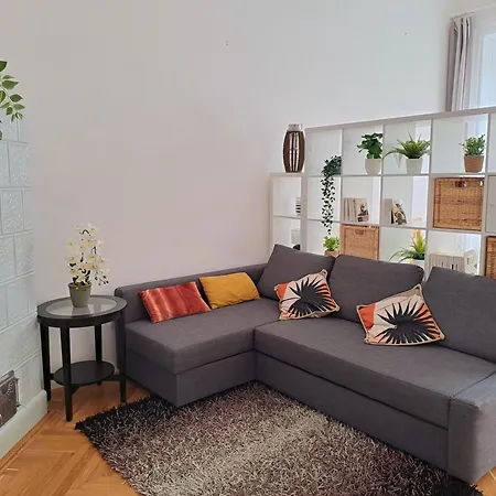 Sunny & Elegant Large Flat Next To Parliament *