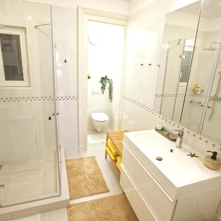 Sunny & Elegant Large Flat Next To Parliament * Budapeşte