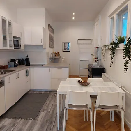 Sunny & Elegant Large Flat Next To Parliament Daire *