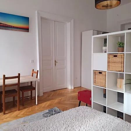 Sunny & Elegant Large Flat Next To Parliament *