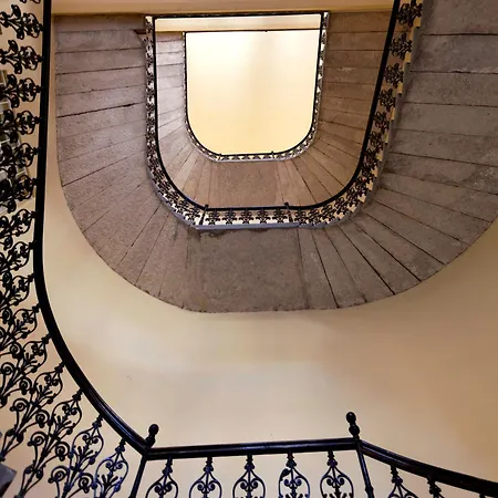 Sunny & Elegant Large Flat Next To Parliament Апартаменты *