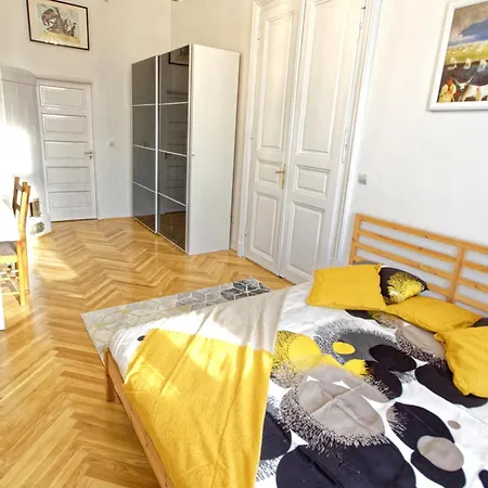 Sunny & Elegant Large Flat Next To Parliament *