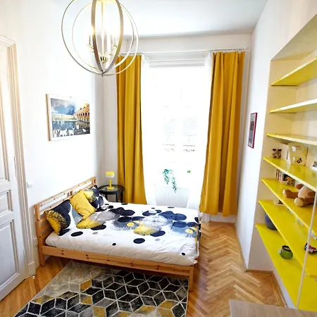 Sunny & Elegant Large Flat Next To Parliament Daire