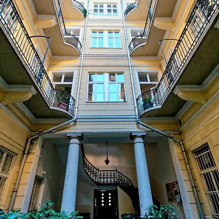 Sunny & Elegant Large Flat Next To Parliament Daire *